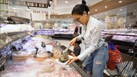 Tak hanya sayuran dan buah, tapi Nikita Mirzani juga tak melupakan asupan protein. Ini momennya ketika berbelanja udang, daging, ikan, dan lainnya. Foto: YouTube Crazy NIKMIR REAL