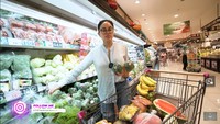 Kebutuhan dapur mulai dari sayuran hingga buah-buahan ia beli. Ini salah satu momennya ketika mengambil beberapa buah brokoli dari rak kulkas supermarket. Foto: YouTube Crazy NIKMIR REAL