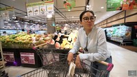 Nikita Mirzani sering membuat konten video berbelanja di supermarket. Belum lama ini, ia kembali mengunggah momen itu ke YouTube dan kontennya telah ditonton lebih dari 400 ribu kali. Foto: YouTube Crazy NIKMIR REAL