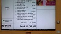 Momen belanja Nikita kali ini sangat heboh. Ia mengisi 6 troli penuh dengan aneka makanan. Total belanjaannya mencapai Rp 13.792.059. Foto: YouTube Crazy NIKMIR REAL