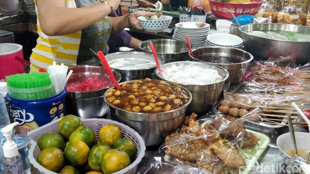 Nikmatnya lontong mie dan es dawet di Pasar Blauran Surabaya