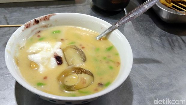 Nikmatnya lontong mie dan es dawet di Pasar Blauran Surabaya