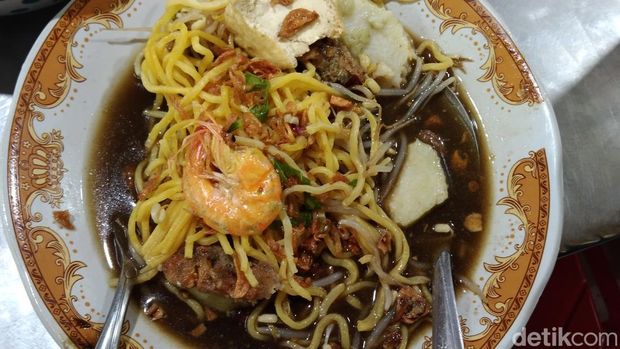 Nikmatnya lontong mie dan es dawet di Pasar Blauran Surabaya