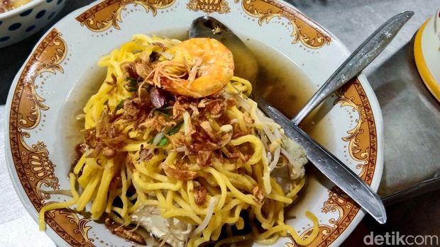 Nikmatnya lontong mie dan es dawet di Pasar Blauran Surabaya