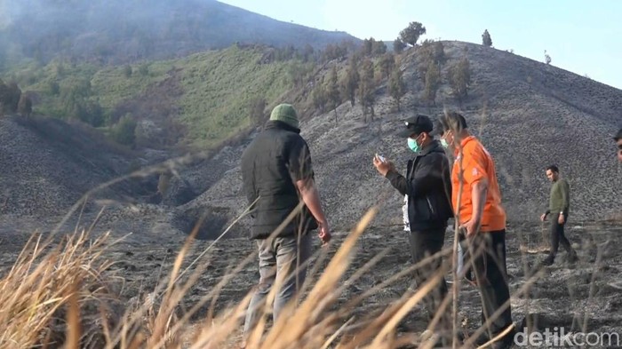 Olah TKP kedua yang dilakukan Polres Probolinggu menunggu api di Bukit Teletubbies padam.