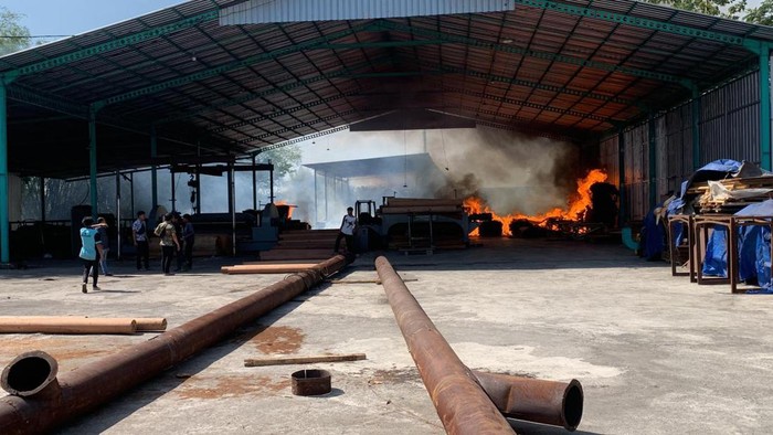 pabrik lapisan bahan baku triplek di Blitar terbakar