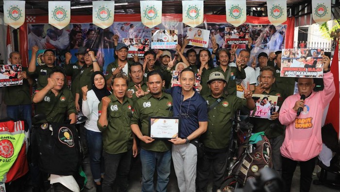Para pengemudi ojek online (Ojol) membentuk relawan Koalisi Ojol Mendukung Prabowo Subianto (Kompas 08) dan deklarasi dukung Prabowo Subianto capres 2024.