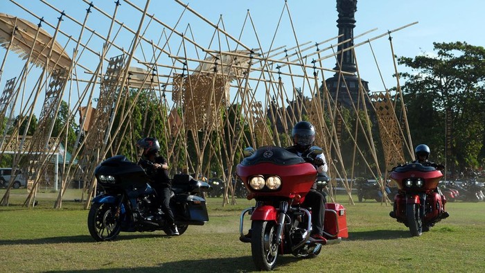Sejumlah pengendara motor gede memasuki area parkir saat parade moge Bali Bike Fest ke-5 di Lapangan Puputan Margarana, Denpasar, Bali, Jumat (8/9/2023). Festival otomotif yang digelar terakhir pada tahun 2018 tersebut saat ini kembali diselenggarakan dengan diikuti ratusan peserta dari kalangan pencinta motor gede di seluruh Indonesia yang berlangsung pada 8-9 September 2023. ANTARA FOTO/Nyoman Hendra Wibowo/nym.