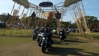 Sejumlah pengendara motor gede memasuki area parkir saat parade moge Bali Bike Fest ke-5 di Lapangan Puputan Margarana, Denpasar, Bali, Jumat (8/9/2023).