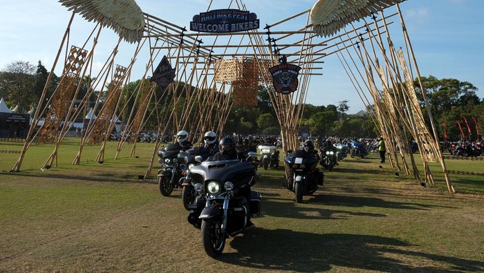 Sejumlah pengendara motor gede memasuki area parkir saat parade moge Bali Bike Fest ke-5 di Lapangan Puputan Margarana, Denpasar, Bali, Jumat (8/9/2023). Festival otomotif yang digelar terakhir pada tahun 2018 tersebut saat ini kembali diselenggarakan dengan diikuti ratusan peserta dari kalangan pencinta motor gede di seluruh Indonesia yang berlangsung pada 8-9 September 2023. ANTARA FOTO/Nyoman Hendra Wibowo/nym.