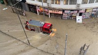 Banjir mulai terjadi pada Kamis (7/9) tengah malam, dengan Observatorium Hong Kong mencatat curah hujan mencapai lebih dari 158 milimeter antara pukul 23.00 waktu setempat hingga tengah malam. Angka itu tercatat sebagai curah hujan per jam tertinggi di Hong Kong sejak pencatat dimulai tahun 1884 silam. Justin Hardman/via REUTERS  