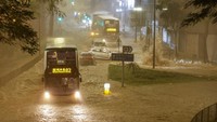 Sebuah bus melaju melewati daerah banjir saat hujan lebat, di Hong Kong, Jumat (8/9/2023). Curah hujan tinggi yang memecahkan rekor dalam nyaris 140 tahun terakhir membuat sebagian besar wilayah Hong Kong lumpuh.