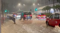 Beberapa area dataran rendah, ruas jalanan berubah menjadi sungai dengan arus yang deras. Instagram @beatedorcas/via REUTERS  