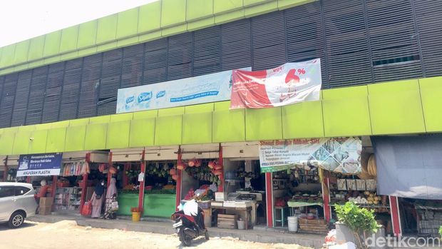 Pasar Kembang Surabaya dan para pedagang kue yang berjualan sejak dini hari.
