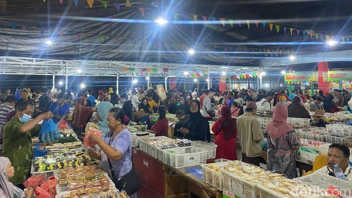 Pasar Kembang Surabaya dan para pedagang kue yang berjualan sejak dini hari.