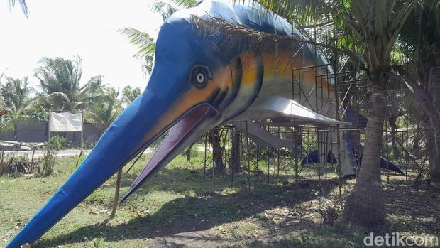 Patung ikan marlin Pangandaran.