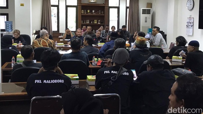 Pedagang Teras Malioboro 2 audiensi dengan DPRD Jogja soal data pedagang, Jumat (8/9/2023).
