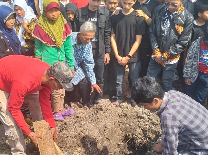 Pemakaman korban tabrak lari, Sumarno (52), di TPU Daksinoloyo, Danyung, Kabupaten Sukoharjo, Jumat (8/9/2023).