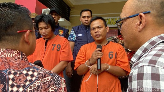 Arwandi (28) dan Ariansyah (25), pelaku pembacokan adik Bupati Musi Rawas Utara hingga tewas, saat memberi keterangan di Mapolda Sumsel.