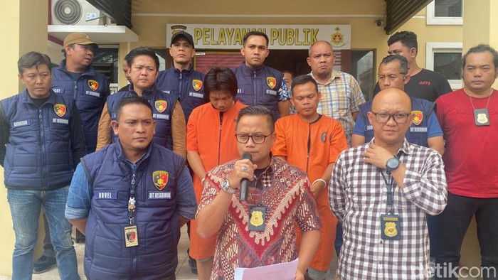 Arwandi dan Ariansyah, pembacok Abadi adik Bupati Musi Rawas Utara, saat dihadirkan di Mapolda Sumsel.
