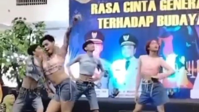Pemuda joget-joget ala wanita di mal Jambi dibubarkan warga.