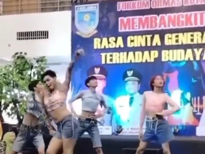 Pemuda joget-joget ala wanita di mal Jambi dibubarkan warga.