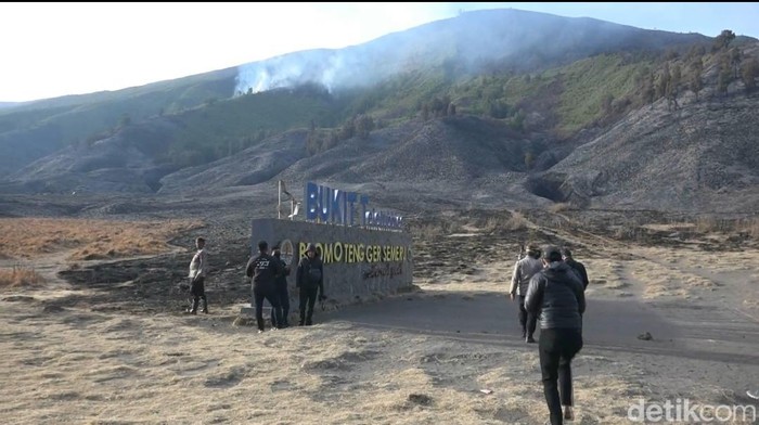 Penampakan Bukit Teletubbies Bromo saat masih tersisa 1 titik api yang belum padam.