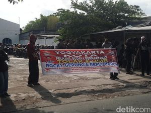 Massa Tolak Rocky Gerung dan Refly Harun Isi Diskusi IMM-HMI di Sleman