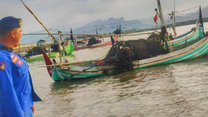 Perahu nelayan Situbondo diamankan karena melanggar zona penangkapan ikan
