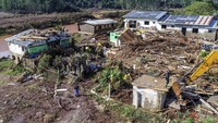 Banjir akibat topan di Brasil selatan menghanyutkan rumah-rumah, menjebak pengendara di dalam kendaraan, dan membanjiri jalan-jalan di beberapa kota.  