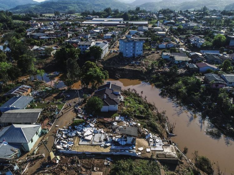 Permukiman di Brasil Porak-poranda Diterjang Topan dan Banjir