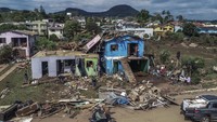 Puing-puing berserakan di sekitar rumah-rumah yang hancur akibat topan mematikan di Roca Sales, negara bagian Rio Grande do Sul, Brasil, Kamis (7/9/2023).  