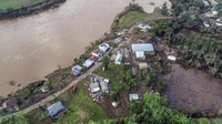 Beberapa daerah terputus seluruhnya setelah jalan lebar berubah menjadi sungai yang berarus deras.  
