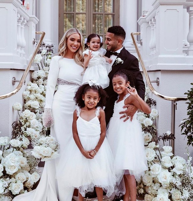 Dalam pernikahan, Mahrez pun turut mengundang kedua anaknya dari pernikahan sebelumnya dengan Rita Johal. Pemain berkewarganegaraan Aljazair dan Prancis yang kini bergabung dengan klub Al-Ahli tersebut juga sudah punya anak dengan Taylor. Foto: Instagram