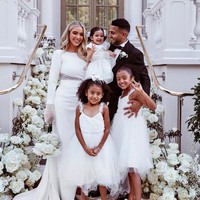 Dalam pernikahan, Mahrez pun turut mengundang kedua anaknya dari pernikahan sebelumnya dengan Rita Johal. Pemain berkewarganegaraan Aljazair dan Prancis yang kini bergabung dengan klub Al-Ahli tersebut juga sudah punya anak dengan Taylor. Foto: Instagram