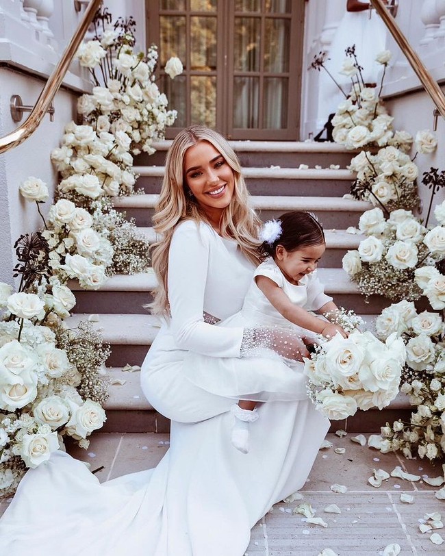 Begini potret sang mempelai dengan putri kecilnya, Mila. Foto: Instagram