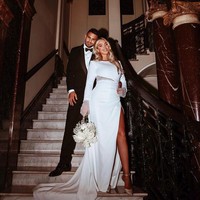 Dalam foto yang dibagikan, Taylor terlihat tampak mengenakan setelan tuxedo sedangkan istrinya memakai long dress putih dengan aksen belahan dan material transparan yang menonjolkan bentuk tubuhnya. Foto: Instagram