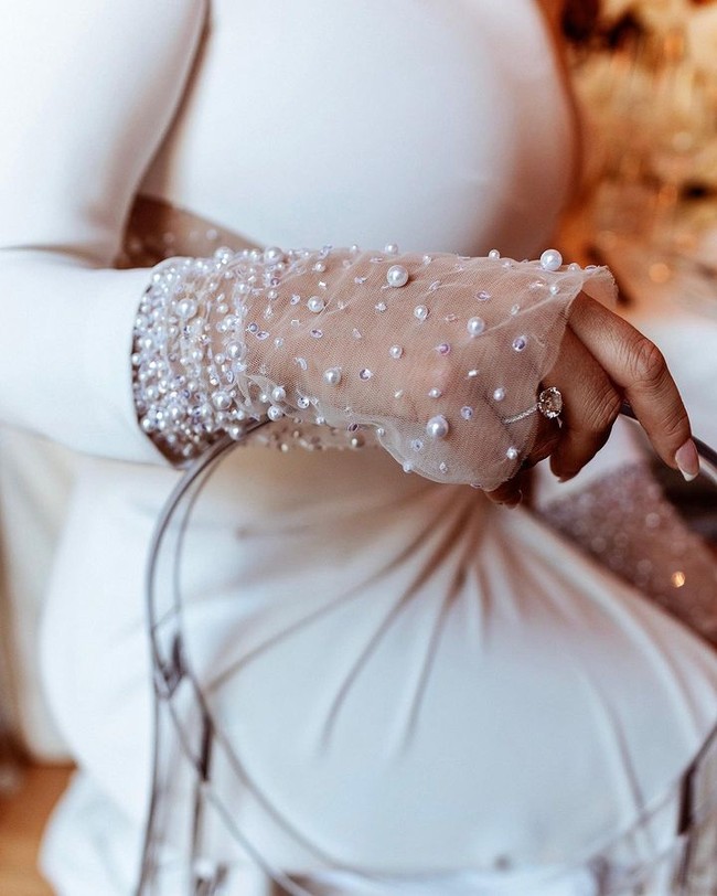 Riyad dan Taylor sekarang sudah resmi menikah di bawah hukum Islam setelah melakukan prosesi (nikah) akhir tahun lalu. Bagi mereka, penting untuk mengikuti tradisi dari agama Riyad, ungkap sumber. Prosesinya singkat tapi manis dan mereka sudah mulai menyiapkan pernikahan edua yang mana akan menjadi acara utama. Taylor dan Riyad sangat menantikan dan mereka sangat jatuh cinta, lanjut sumber.Foto: Instagram