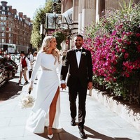Pemain bola Riyad Mahrez telah mempersunting model Taylor Ward sejak awal tahun lalu. Tapi saat itu, pernikahannya terkesan diam-diam karena hanya menggelar akad nikah secara Islam. Beberapa waktu lalu, mereka akhirnya meresmikan hubungan dengan pesta. Foto: Instagram