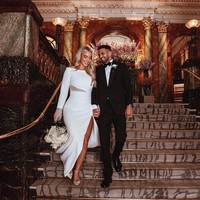 Sebelumnya resmi menikah, Mahrez melamar model seksi tersebut dengan menyiapkan prosesi romantis saat liburan di Yunani. Dilansir Dailystar, ia memberikan cincin berlian bernilai £400 ribu atau sekitar Rp 8 miliaran. Foto: Instagram