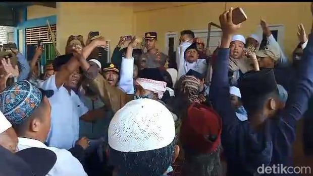 Perusakan dan pembakaran kafe di Pamekasan