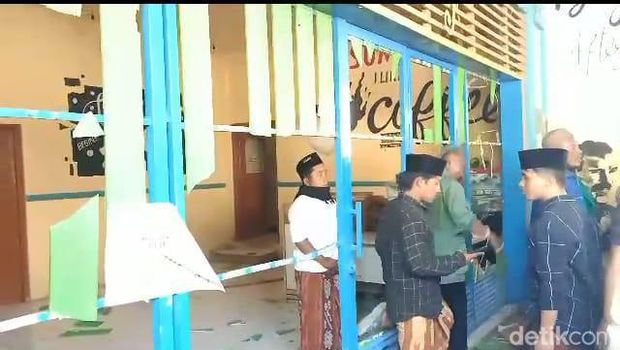 Perusakan dan pembakaran kafe di Pamekasan