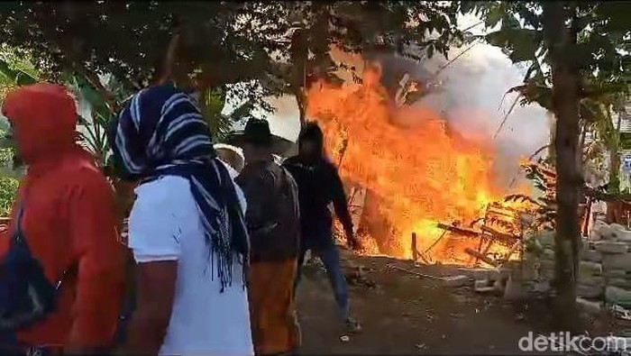Perusakan dan pembakaran kafe di Pamekasan