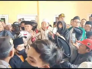 Massa Rusak dan Bakar Kafe di Pamekasan Gegara Sediakan Miras dan Wanita