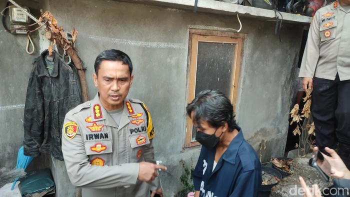 Polisi membawa pengasuh ponpes pemerkosa santriwati di Semarang, Jumat (8/9/2023).