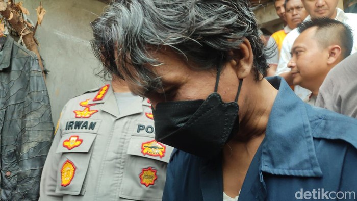 Polisi membawa pengasuh ponpes pemerkosa santriwati di Semarang, Jumat (8/9/2023).