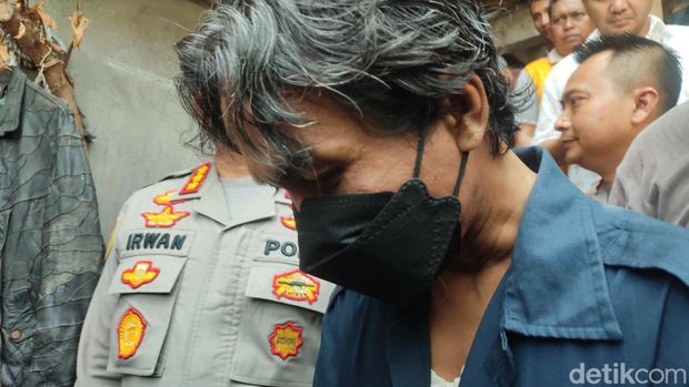 Polisi membawa pengasuh ponpes pemerkosa santriwati di Semarang, Jumat (8/9/2023).