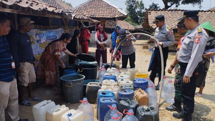 Polisi mendistribusikan air bersih kepada warga di Kabupaten Bekasi, Jawa Barat yang terdampak kekeringan.