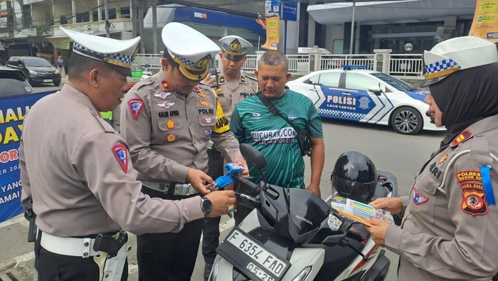 Polresta Bogor Kota bagikan kunci ganda ke pemotor
