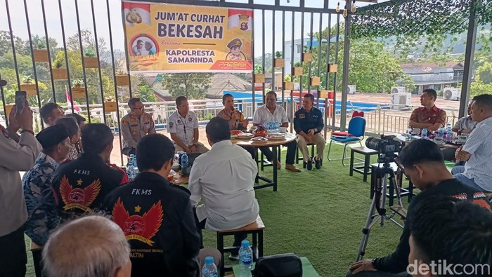 Polresta Samarinda menggelar Jumat curhat di kawasan pelabuhan.